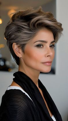 Fast & Fabulous: Short Hairstyles for Mornings Easy Short Haircuts, Short Grey Hair, Edgy Short Hair, Penteado Cabelo Curto, Short Hair Haircuts, Short Bob Hairstyles, Stylish Hair, Short Hair Cuts For Women