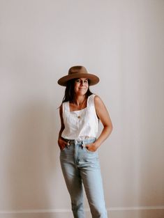 minimal style, classic style, European style, wide brim hats, cute jeans, high waisted jeans, white linen tank Stylish Hats For Women, Simple Classic Style, Hat Stores, Straw Fedora, Halo Style, Straw Hats, Wearing A Hat, Stylish Hats