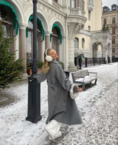 Dublin Travel Outfits, Krakow Outfit Winter, Nyc Pic Inspo Winter, Nyc Christmas Aesthetic Outfits, White Dr Martens Outfit Winter, Ohrenwärmer Outfit, London Fits Winter, Vienna Winter Outfit, London Christmas Outfit