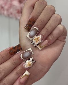 ig: nailsxlizeth_ Short Fall Sets Nails, Shorties Nails Fall Colors, Fall Inspired Nails Autumn, Short Nail Designs Square, Fall Short Square Nails, Charro Nails, Fall Acrylic Nails Short, Fall Theme Nails, Brown Toes