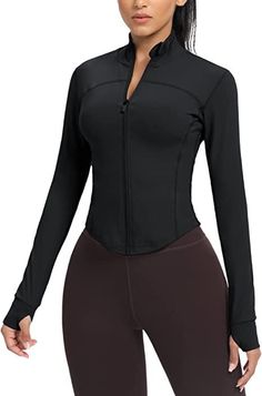 Entfesseln Sie Ihre innere Fashionista mit unserer Namaslay BBL-Jacke! Mit einer modernen schmalen Passform und einem stilvollen Stehkragen wertet diese Jacke jedes Outfit auf. Das Reißverschlussdetail mit Daumenloch verleiht einen Hauch von Eleganz und Komfort und macht diese Jacke zu der perfekten Jacke für jeden Anlass. Sehen Sie in unserer Jacke toll aus und fühlen Sie sich großartig und bringen Sie Ihre Garderobe auf die nächste Stufe!

 SPEZIFIKATIONEN:



 Material: Polyester




 Stil : Workout Jackets, Stand Collar Top, Athletic Tops, Gym Jacket, Yoga Jacket, Workout Tops For Women, Active Jacket, Hip Hop Outfits, Running Workout