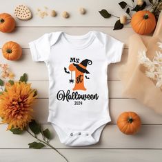 MY FIRST HALLOWEEN  Personalised option available this will display name and 2024 (i.e MEGAN 2024) SHORT SLEEVED BODYSUIT/ VEST 100% COTTON HTV VINYL  SIZES: TINY BABY NEWBORN UP TO 1 MONTH 3-6 MONTHS 6-9 MONTHS 9-12 MONTHS 12-18 MONTHS 2-3 YEARS ADVICE FOR WASHING Wash inside out and do NOT tumble dry Do NOT iron directly on the vinyl Water temperature NOT above 30 degrees celsius or 80 degrees fahrenheit White Onesie Halloween Costume, White Bodysuit For Halloween Costume Party, Halloween Vest, Baby Halloween Costume, My First Halloween, Fall Vest, Halloween Baby, Htv Vinyl, Baby Halloween Costumes