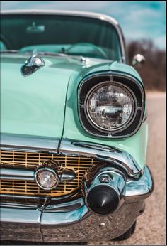 the front end of an old fashioned car