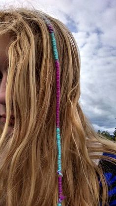 String Hair Wraps, Thread Hair Wraps, Boho Hair Wrap, Hair Braid Beads, Glowing Hair, Hair Yarn, Preppy Hairstyles, Beachy Hair, Friends House