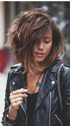 ღ by henrietta Modern Bob Hairstyles, Tiktok Hair, Stacked Bob Hairstyles, Messy Bob Hairstyles, Medium Layered Haircuts, Medium Layered Hair, Side Swept, Hair Styles 2017, Hair Women