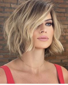 Face Framing Highlights On Short Hair, 2024 Bob Haircuts, Pelo Bob Ondulado, Chin Length Haircuts, Messy Bob Hairstyles, Messy Bob, Haircut Blonde, Effortless Hairstyles, Shoulder Length Hair Cuts