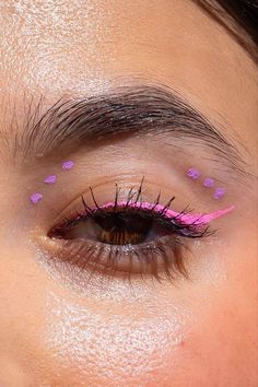 Color Full Eyeliner, Cute Colorful Eyeliner, Pop Of Color Eyeliner, Colorful Liner Looks, Summer Makeup Colorful, Neon Makeup Ideas Eye Easy, Simple Color Eyeliner Looks, Colorful Eyeliner Hooded Eyes, Neon Eyeliner Makeup