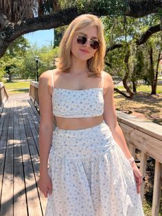 Harlow White & Blue Floral Cropped Tank Wineries Outfit, Heels White, Boho Style Outfits, Floral Maxi Skirt, Trendy Boho, Mary Kate, Floral Tank Top, Floral Tank, Ladies Boutique