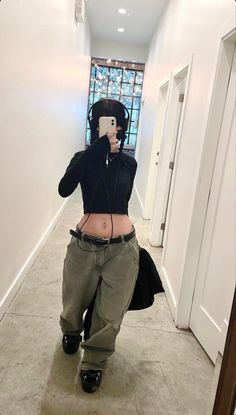 Saggy Pants Women, Estilo Cholo, Emo Y2k, Fits Clothes, Looks Street Style, Swaggy Outfits, Alternative Outfits, Fashion Streetwear, Edgy Outfits