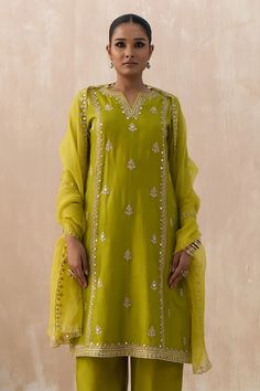 Lime green straight kurta with floral butti embroidery and mirror highlights. Paired with a pant and dupatta with scallop trimmed, embroidered border. - Aza Fashions Green Shalwar Kameez, Butti Embroidery, Kurta Pant Set, Tarun Tahiliani, Embroidered Border, Straight Kurta, Embroidery Floral, Kurta With Pants, Shalwar Kameez