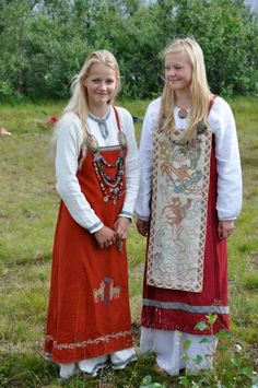 Beautiful viking garb details. Viking Apron Dress, Norse Clothing, Viking Party, Viking Garb, Medieval Garb, Viking Reenactment, Viking Dress, Viking Costume, Viking Women