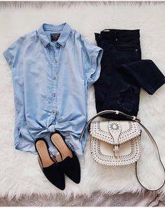 Denim on Denim | Basics | Statement Bag #dressmeup #basics #fallwardrobe #springwardrobe Denim Flatlay, Denim Shirt Outfits, Casual Chique Stijl, Denim Shirt Outfit, Style Casual Chic, Denim On Denim, Black Ripped Jeans, Mode Casual, Looks Black