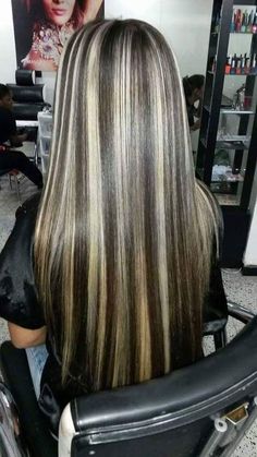 Dyed Skunk Hair, Yellow Chunky Highlights, Blonde With Chunky Brown Lowlights, Grunge Hair Brown, Shunk Highlight, Skunk Hair With Bangs, Chunk Highlights, Chunky Caramel Highlights, Y2k Hair Color