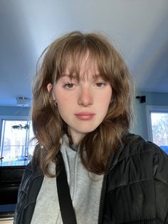 60s Fringe Bangs, Wispy Bangs Thinner Hair, Midlength Haircuts With Layers And Bangs, Hair Dye Videos, Hair Stules, Thanksgiving Hair, Choppy Bangs, Choppy Hair, Midlength Haircuts