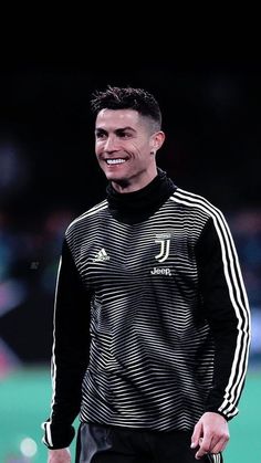 Cristiano Ronaldo qui rigole Elliot Page, Million Subscribers, Football History, Record Holder, Memorable Moments, Cristiano Ronaldo, In Hollywood, Ronaldo, Soccer