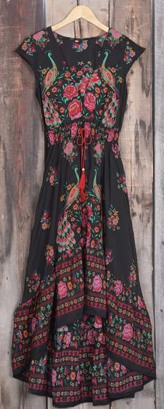 Take this Vintage style with $24.99 Only+free shipping&easy return! This vivid floral printing dress is detailed with button up V-neck design&high low skirt&tie at waist! Show it off with Cupshe design! Sukienki Maksi, Extra Outfits, Placement Print, Indie Style, Mode Boho, Peacock Print, Bohol, Skirt Maxi