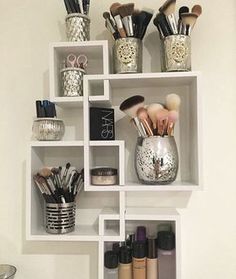 ριитєяєѕт: @ Bellakerz ♚ Makeup Room Diy, Diy Makeup Organizer, Rangement Makeup, Design Ložnic, Zimmer Diy, Makeup Station, Makeup Organization Diy, Vanity Room, Free Furniture