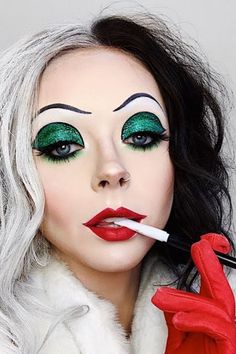 Cruella De Vil - Easy DIY Halloween Makeup Ideas to Try Easy Diy Halloween Makeup, Scary Makeup Looks, Glossy Red Lips, Halloween Makeup Diy Easy, Disney Character Makeup, Diy Halloween Makeup, Sparkly Makeup