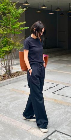 Black Wide Leg Pants Street Style, Black Trouser Street Style, Elevated Casual Black Cotton Pants, Black Parachute Pants For Workwear, Summer, Washed Black Wide-leg Pants With Relaxed Fit, Normcore Fashion, Simple Casual Outfits, Minimal Street Style, Cooler Look