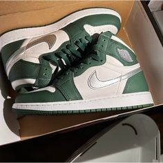 Shoes Have Only Been Worn Once It Perfect Condition Doesn't Have The Wrapping Inside The Box But Other Then That A Great Shoe For You Or For Someone You Care For. Featuring A Color Blocking Similar To The 2001/2020 Aj1 Co.Jp 'Midnight Navy,' The Air Jordan 1 Retro High Og Gorge Green' Offers A New Take On A Classic Silhouette. The Upper Is Crafted With A White Leather Base And Forest Green Overlays On The Forefoot And Heel. A Metallic Silver Swoosh And Jeweled Wings Logo Complements The Nike Air Tongue Tag, While A Crisp White Midsole And Green Rubber Outsole Finish The Look. Wings Logo, Air Jordan 1 Retro High Og, Air Jordan 1 Retro High, Nike Green, Air Jordan 1 Retro, Midnight Navy, Jordan 1 Retro High, Jordan 1 Retro, Kids Nike