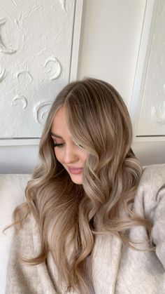 Sandy beige dark blonde hair Dark Blonde Hair Low Maintenance, Beige Dark Blonde Hair, Soft Beige Blonde Hair, Hairstyle Fall 2024, Dirty Blonde Hair Ashy, Gold Beige Hair, Golden Beige Hair, Dark Toner For Blonde Hair, Beige Blond Hair