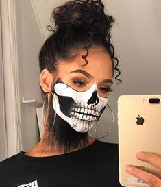 Black And White Skull Makeup, Face Paint Halloween Women, Half Face Skeleton Makeup, Womens Halloween Makeup, Half Skull Face Makeup, Scary Beauty, Makijaż Sugar Skull, Halloween Makeup Ideas For Women