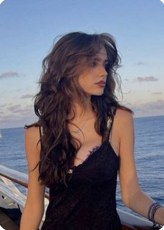 Hair Inspiration Long, Haircut Inspo, Wavy Haircuts, 사진 촬영 포즈, Haircuts For Wavy Hair, Have Inspiration, Hair 2024, Long Wavy Hair