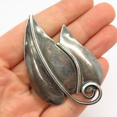 925 Sterling Silver Vintage Modernist Leaf Design Large Pin BroochWeight: 22.2gWELCOME TO PAWN SHOPWe are an actual pawn shop and have been in business for over 25 years.Since 1990, our establishment has been serving a variety of clients by providing them with short term cash solutions and options of liquidity regarding their treasured heirlooms.Acknowledging that today′s customers are very sophisticated and are looking for a variety of investments, our acquisitions are hand-picked for our speci Mid-century Silver Brooches For Collectors, Mid-century Silver Brooch For Collectors, Mid-century Silver Jewelry With Brooch, Snake Design, Circle Pendant, Hook Earrings, Pin Brooch, Leaf Design, 25 Years