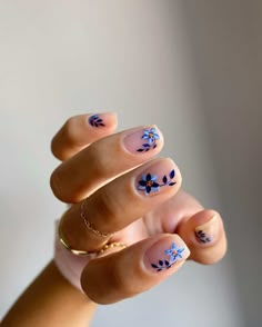 Bridal manis with pearl-studded embellishments, rhinestone swirls, colorful abstract patterns and floral motifs are giving us some major inspiration for wedding day nail art! These are 36 of our favorite modern nail designs we have seen yet. Wedding Day Nails, Short French, Her Nails, Nails French, Nails Short, Floral Nails, Fancy Nails, Short Acrylic Nails