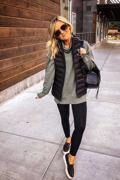 Athleisure Sweatshirt with Black Leggings is How To Wear Sweatshirt Outfits. #sweatshirts #outfit #autumn #ideas #2018 #style #fashion #outfitideas #streetstyle #styletips Amanda West, Weekend Outfit Fall, Fall Outfits Women 20s, Comfy Fall Outfits, Look Legging, Google Google, Best Jeans For Women, Mode Tips, Winter Girl