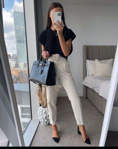 #autoestima #identidadvisual #estilo #modelo #poderosa Professional Outfits Women, Business Casual Outfits For Women, Business Casual Outfits For Work, Summer Work Outfits, Elegante Casual, Classy Work Outfits