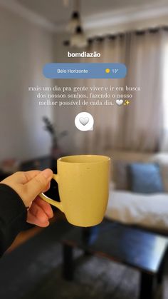 a person holding a coffee cup in their hand with the caption bondilazazo