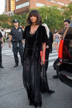 218 Stunning Street Style Looks From New York Fashion Week  - Cosmopolitan.com: Moda Kimono, Cloth Ideas, Mode Kimono, Weather Outfits, Cooler Look, Looks Street Style, Style Looks, Fashion Weeks