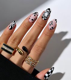 Graphic Black & White Nail Art Nail Halloween, Milky Nails, Spring Nail Designs, Nails Only, Halloween This Year, Nail Swag, Spring Nail, Dream Nails, Fire Nails