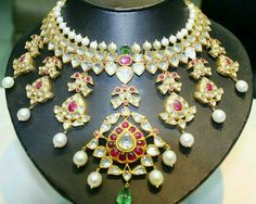 Contemporary Bridal Jewellery, Traditional Jewellery, Antique Jewelry Indian, Bling Necklace, Indian Jewellery Design, Diamond Jewelry Necklace, Bollywood Jewelry, Polki Jewellery, Pakistani Jewelry