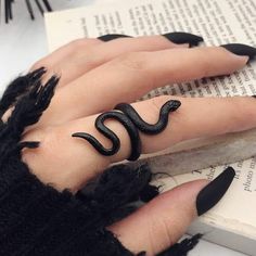 Subir fotos para tener muchos línea y la pasión por los anillos de serpientes de color negri Black Snake Ring, Snake Clay Ring, Snake Ring Diy, Halloween Rings, Reputation Snake, Goth Rings, Rings Goth, Emo Jewelry, Punk Rings