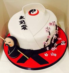 Martial arts cake, Japanese-style! Taekwando Cake Ideas, Taekwondo Cake Ideas, Karate Cake Ideas, Taekwondo Theme Cake, Karate Cakes Ideas Martial Arts, Cake Japanese, Japanese Cakes, Karate Styles