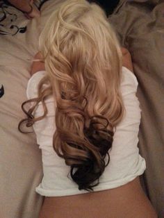 Blonde Hair With Brown Tips, Hair Dye Ideas For Dirty Blonde, Blonde Reverse Ombre, Blonde Brown Ombre Hair, Blonde Hair Black Tips, Blonde To Brown Ombre, Ombré Blonde Hair, Reverse Ombre Hair, Reverse Ombre