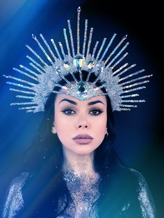 Silver queen Met Gala Halo Crown Ice Crown Diy, Head Piece Fashion, Halo Crown Headpieces, Snow Queen Crown, Ice Queen Crown, Space Crown, Space Festival, Snow Crown, Carnival Images