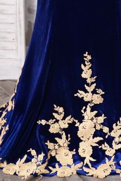 Blue Velvet Formal Dress, Navy Blue And Gold Dress, Blue And Gold Prom Dress, Blue Velvet Prom Dress, Gold Lace Gown, Royal Blue Velvet Dress, Royal Robes, Velvet Mermaid Dress, Navy And Gold Dress