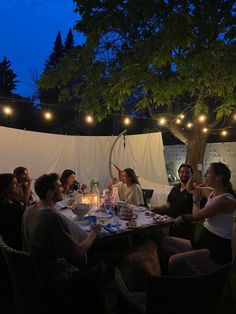 summer, night, friends, aesthetic, picnic, la, ny, california, home, group, happy Wyn Connor, Harriet Kilpatrick, Current Aesthetic, Emily Henry, Dream Summer, Shotting Photo, Party Summer, Dinner With Friends, Backyard Party