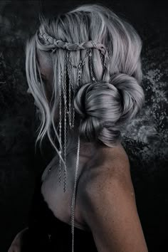 Moon Goddess Hair, Wedding Hairstyles Witchy, Priestess Hairstyle, Fantasy Hair And Makeup, Dark Fantasy Hairstyles, Silver Fantasy Aesthetic, Fae Hairdo, White Fantasy Hair, Gothic Bride Hairstyles