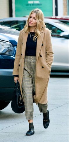 Sienna Miller Street Style Weird Weather, House Outfit, Snow Day Outfit, Sienna Miller Style, Camel Coat Outfit, Weird Style, Style Snow, Tan Coat, Outfit Street