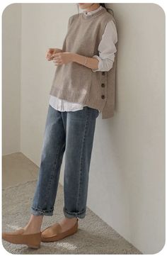 Birkenstock Outfit, Seasons Autumn, Chique Outfits, Outerwear Vest, Round Neck Sweaters, Vest Outfits, Sleeveless Sweater, Looks Style