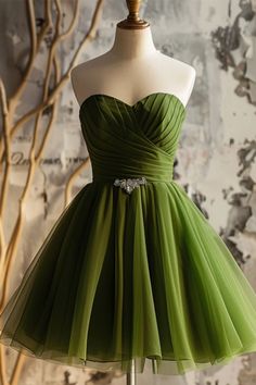 This Enchanting Emerald Green Strapless Cocktail Dress is a captivating blend of elegance and charm, perfect for any special occasion. The dress features a sweetheart neckline that beautifully accentuates the décolletage, while the expertly pleated bodice creates a flattering and feminine shape. The fitted waist is adorned with a sparkling embellishment, adding a touch of glamour and sophistication. The full, flared skirt flows gracefully, creating a stunning silhouette that is ideal for parties, proms, or formal gatherings.Crafted from high-quality tulle, this dress offers both comfort and style. The lightweight fabric allows for ease of movement, making it perfect for dancing and socializing throughout the night. The rich emerald green color is both unique and eye-catching, ensuring you Homecoming Dresses Green, Sweetheart Homecoming Dress, Wedding Cardigan, Tulle Party Dress, Multi Way Dress, Strapless Cocktail Dress, Velvet Prom Dress, Green Tulle, Party Dress Sale