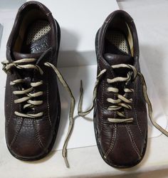 Born  Woman's size US 7.5 EUR 38.5 Brown Leather Upper and Linings Flat lace up oxford shoe with durable Padded Heel collar Good Pre-owned Condition, no excessive wear to sole Oxford Fashion, Leather Shoe Laces, Oxford Shoe, Brown Leather Shoes, Oxford Heels, Flat Shoes Women, Leather Shoes, Shoe Laces, Shoes Flats