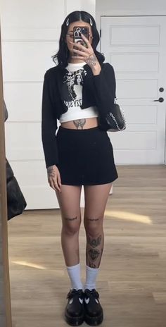 Dark Outfit Esthetics, Summer Outfits Hairstylist, Alt Fits Summer, Grunge Concert Outfit Ideas, Goth Outfit Ideas Casual, Alt Fashion Summer, Grunge Activewear, Clean Goth Outfits