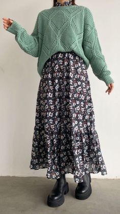 Floral Skirt Outfits, Rok Outfit, Kebaya Muslim, Muslim Fashion Hijab Outfits, Hijab Style Casual, Hijabi Fashion Casual, Hijabi Outfits Casual, Muslim Fashion Outfits, Muslimah Fashion Outfits