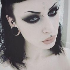 Labret Vertical, Maquillage Goth, Fete Emo, Eyeliner Designs, Medusa Piercing, Alt Makeup, Alternative Makeup, Goth Beauty, Black Makeup