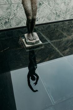 a statue is shown in the middle of a room with marble walls and flooring